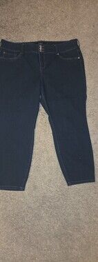 Torrid size 22 skinny, stretchy crop/capri jeans